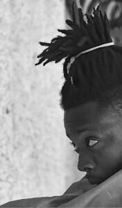 le danseur dans la rue à Avignon pendant le festival de théâtre